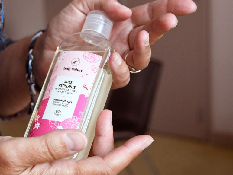 Le gel douche pétillant dans les mains d'une femme
