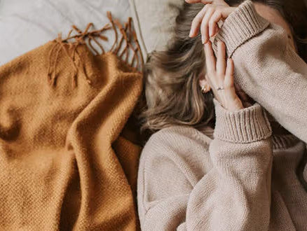 Jeune femme alongé sur son canapé