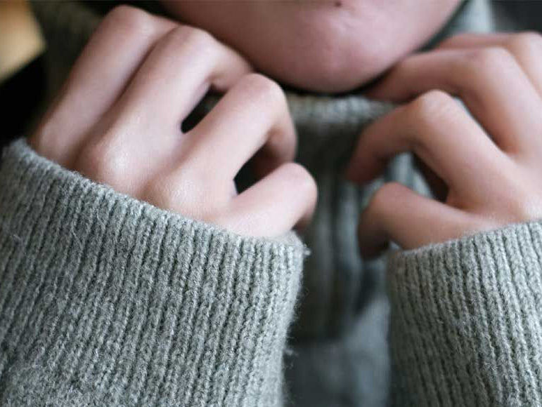 Une femme avec un pull dans le froid