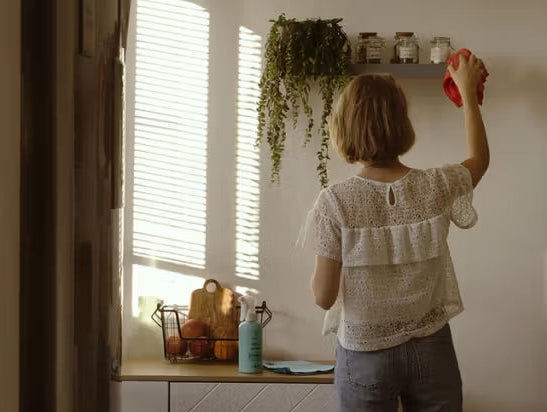 Une femme qui nettoie sa cuisine