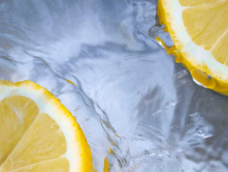 Deux citrons dans l'eau