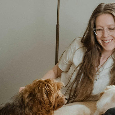 Deux femmes et un chien sur un canapé