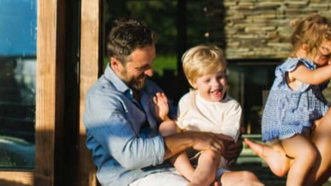 Une famille s'amuse dehors