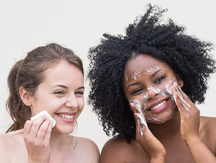 Deux femmes se nettoyant le visage