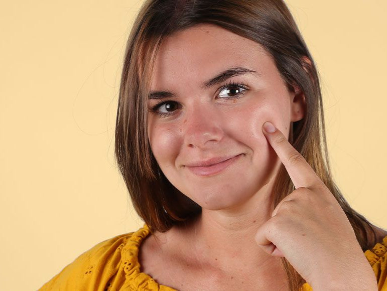 Une femme habillé en jaune sur une fond jaune