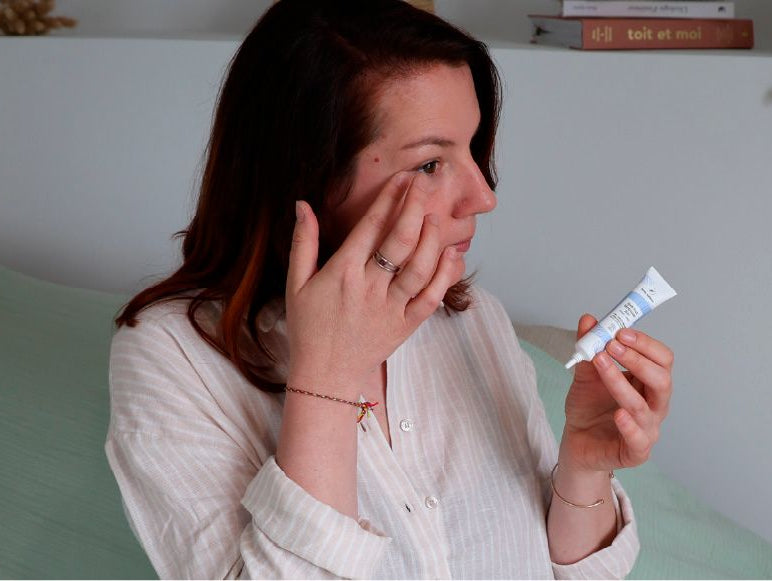 Une femme qui applique un contour de l'oeil