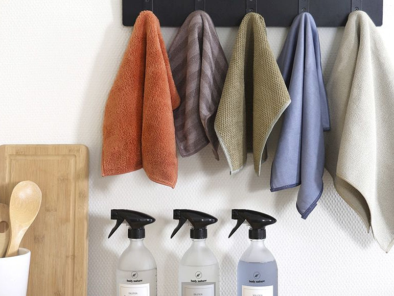 5 microfibre body nature dans une cuisine acompagné des 5 flacon spray du Propre