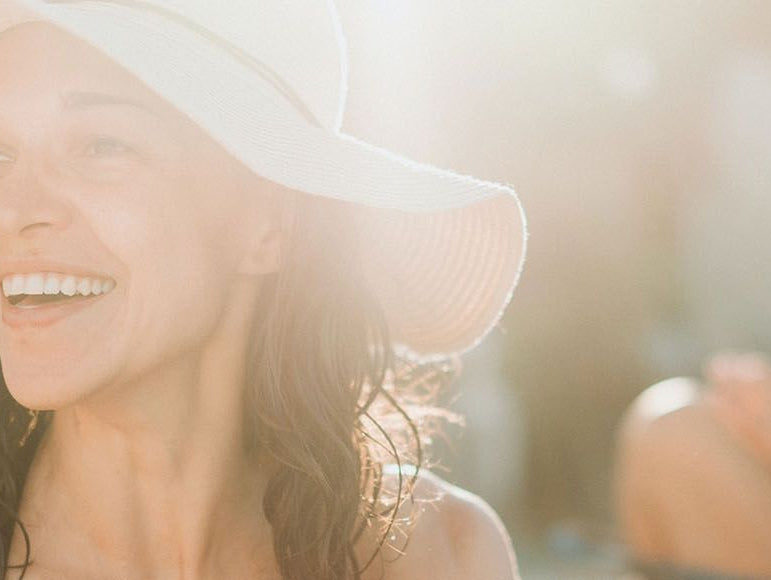 des femmes au soleil qui rigole