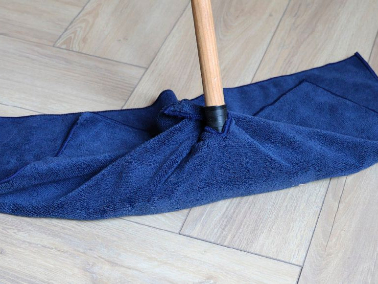 Un balai avec une microfibre