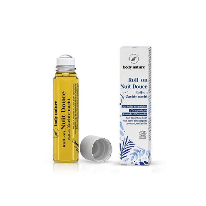 Roll-on nuit douce aux huiles essentielles avec son emballage à côté