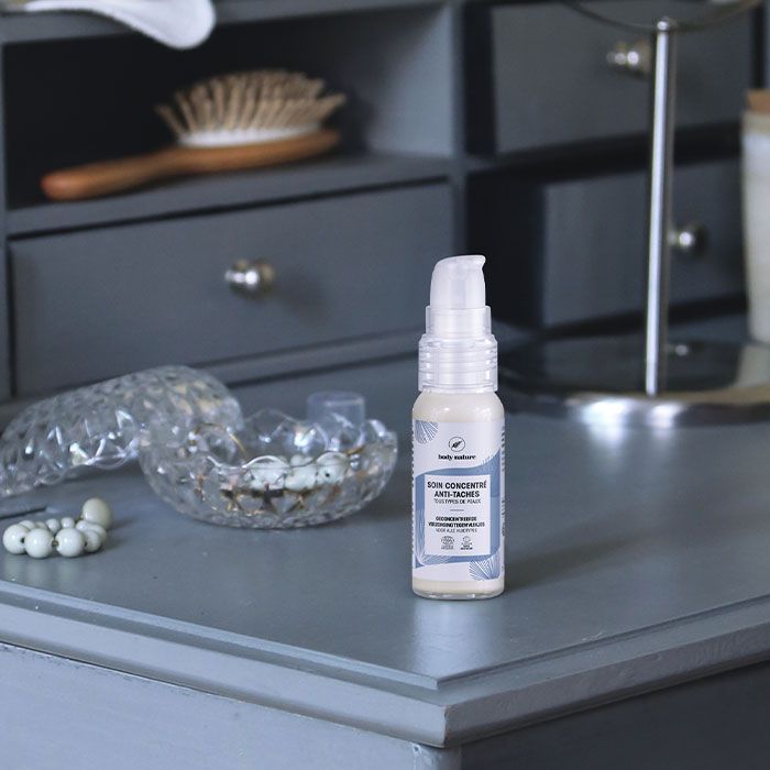 Flacon à pompe du soin anti-tâches