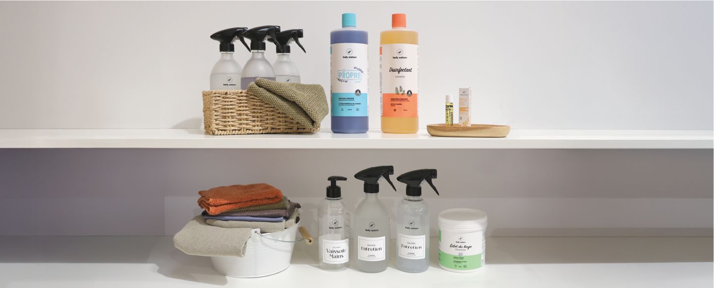 Les produit d'entretient et leur flacons rechargeable sur une étagère