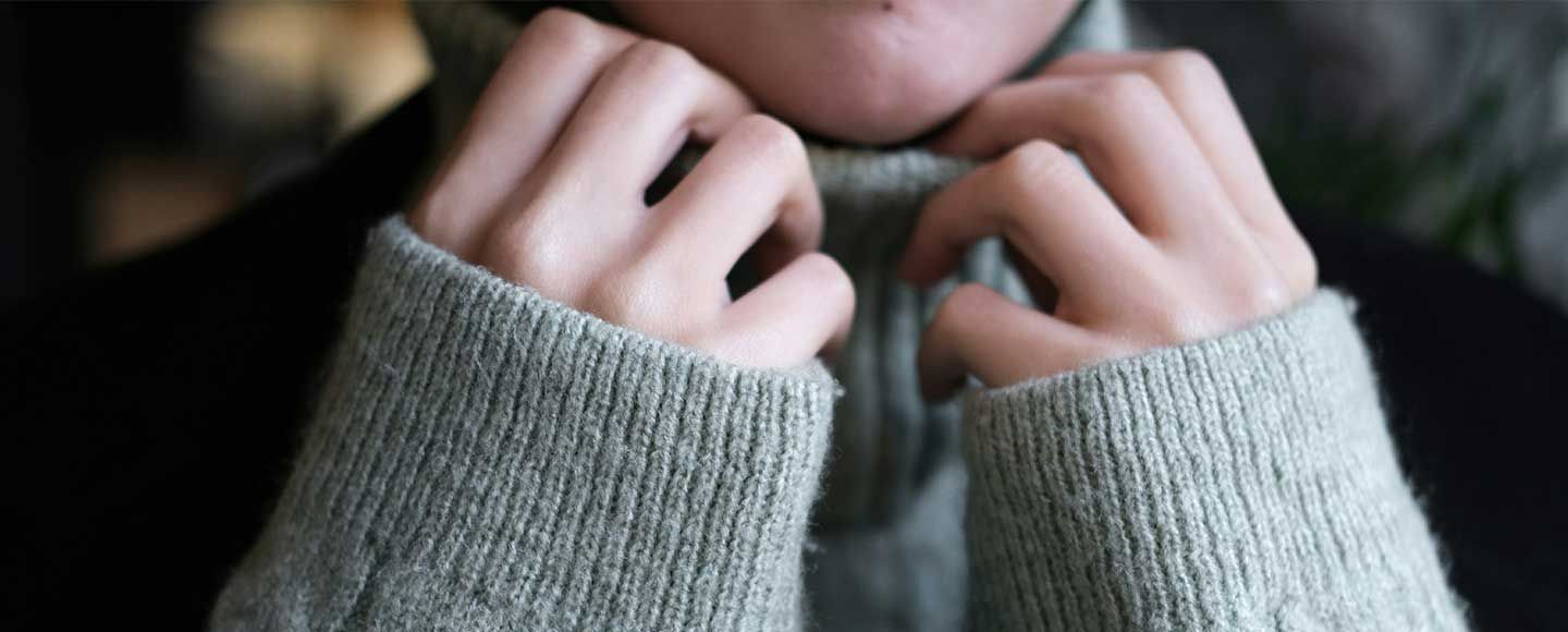 Une femme avec un pull dans le froid