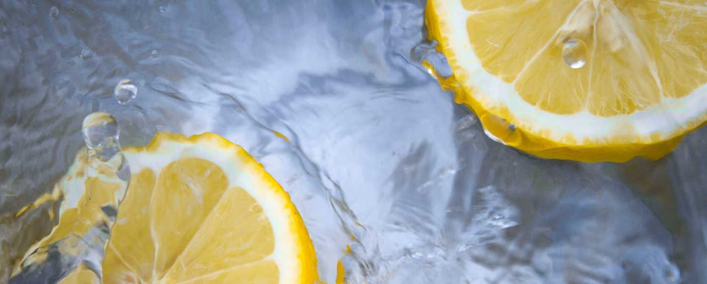 Deux citrons dans l'eau