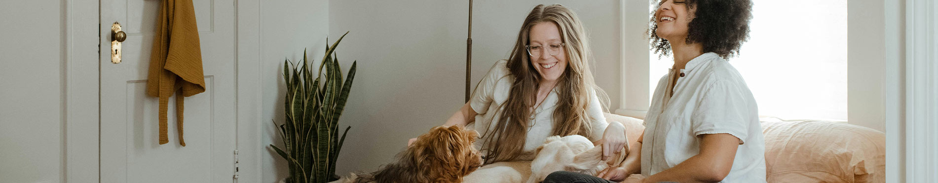 Deux femmes et un chien sur un canapé