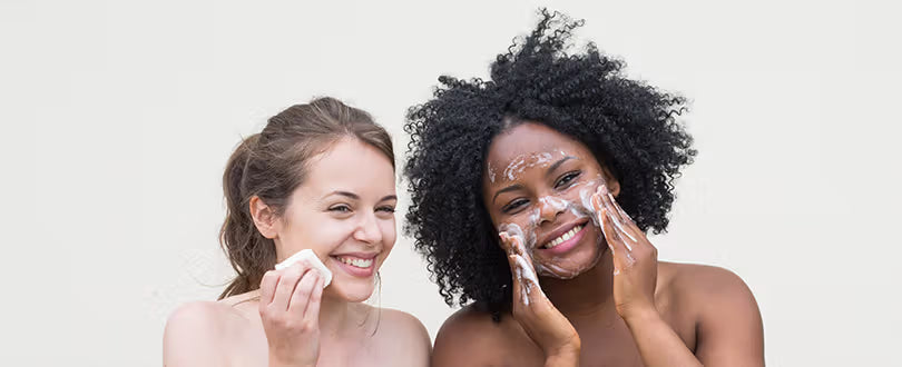 Deux femmes se nettoyant le visage