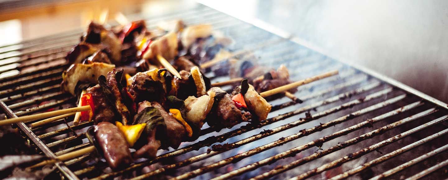 des brochettes sur un barbecue