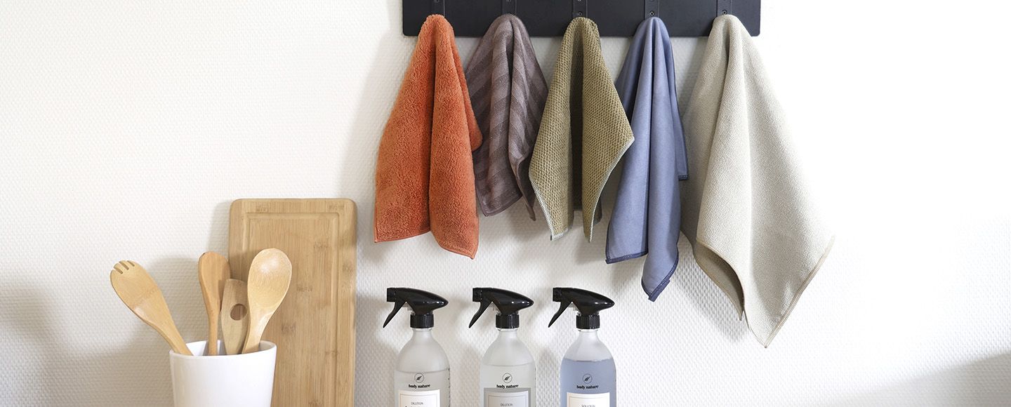 5 microfibre body nature dans une cuisine acompagné des 5 flacon spray du Propre