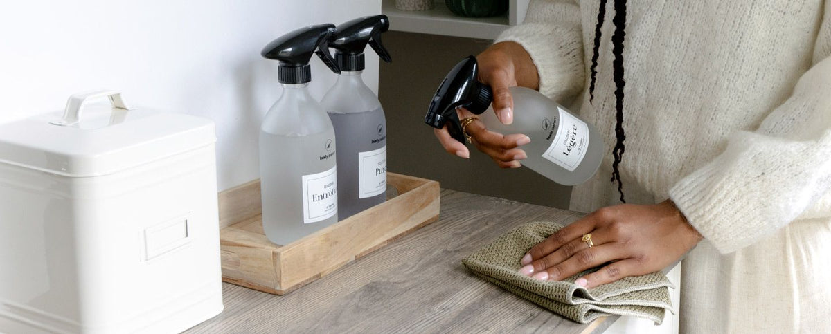les 3 flacons du nettoyant multi-usage dans la cuisine