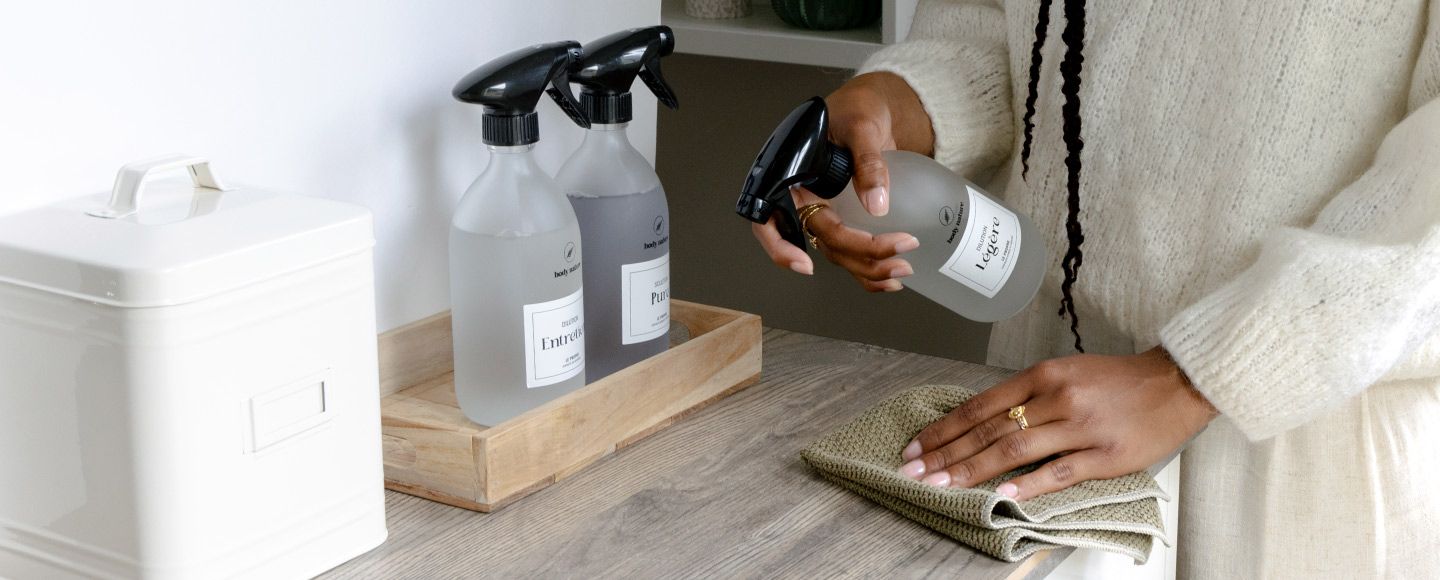 les 3 flacons du nettoyant multi-usage dans la cuisine