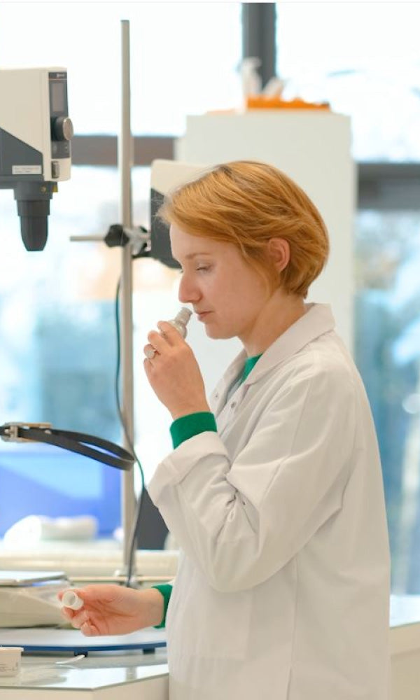 Une personne de la Recherche et Développement sent un produit