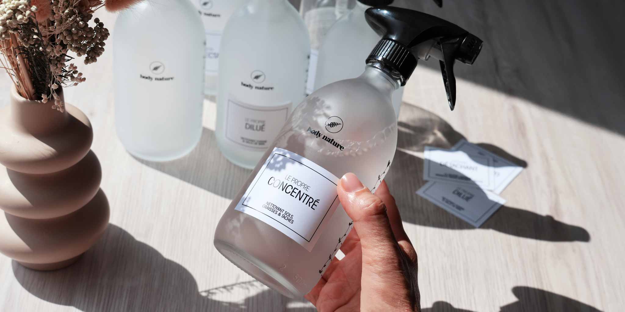 Une femme porte le catalogue 2026 dans ses mains