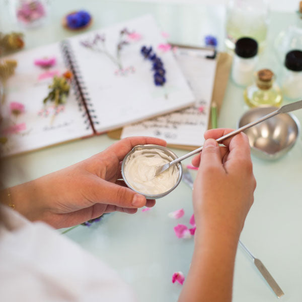 Une personne du laboratoire est en train de formulée un produit