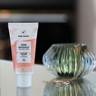 Tube d'une Crème pour les mains et les pieds. Mise en scène : la crème est posée sur une table.