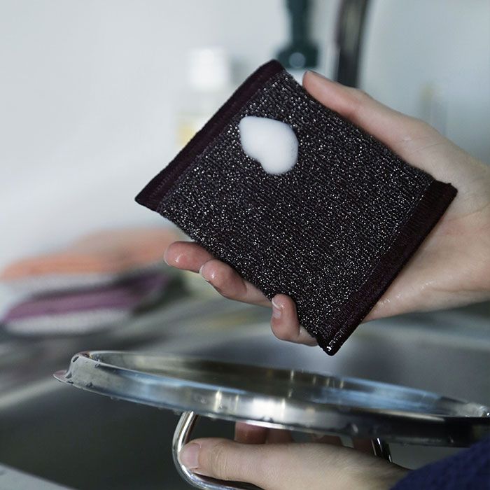 Eponge super grattante qui désincruste en profondeur les surfaces non sensibles