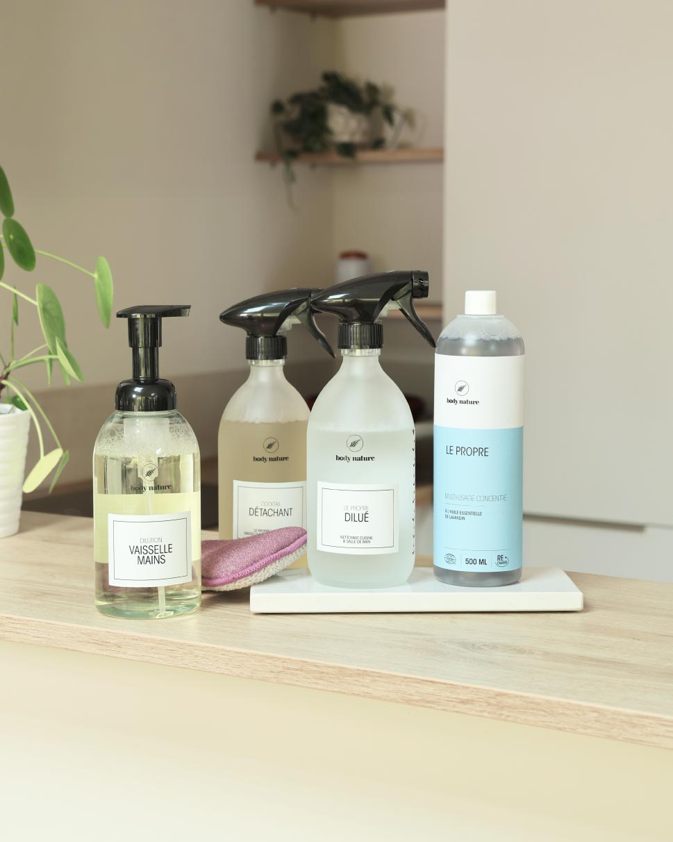 Un homme lave une assiette, une femme le regarde