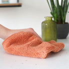 Microfibre spéciale pour capturer la poussière. Personne nettoyant un bureau blanc avec la Microfibre spéciale poussière Body Nature.