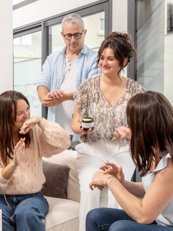 Trois femmes et un homme testent un produit lors d'un atelier Body Nature