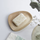 Savon solide pour les mains posé sur une table.