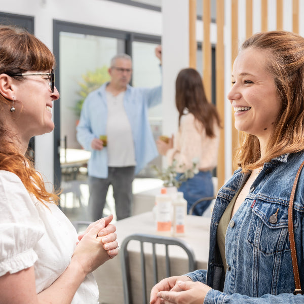 Deux femmes se font face et se sourient