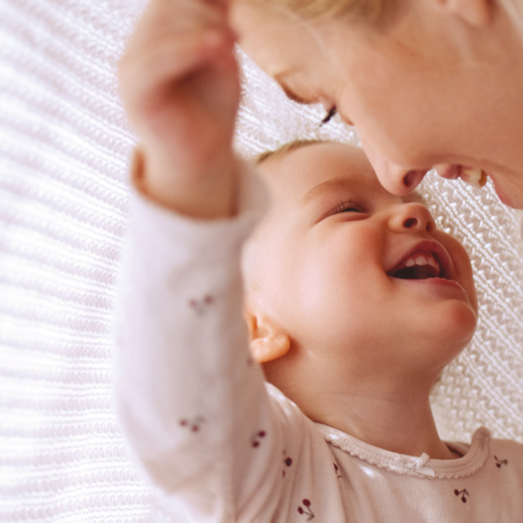 Un bébé et sa maman